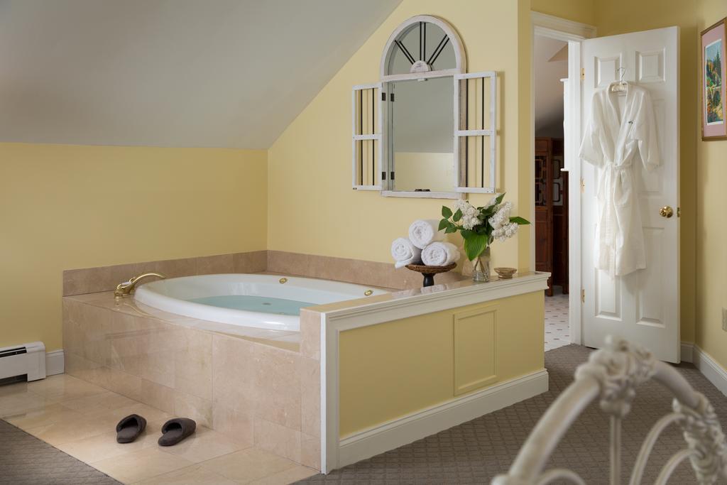 Wolf Cove Inn Poland Bagian luar foto