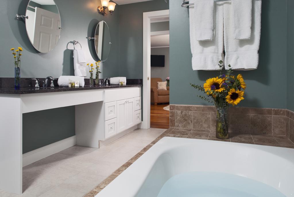 Wolf Cove Inn Poland Bagian luar foto