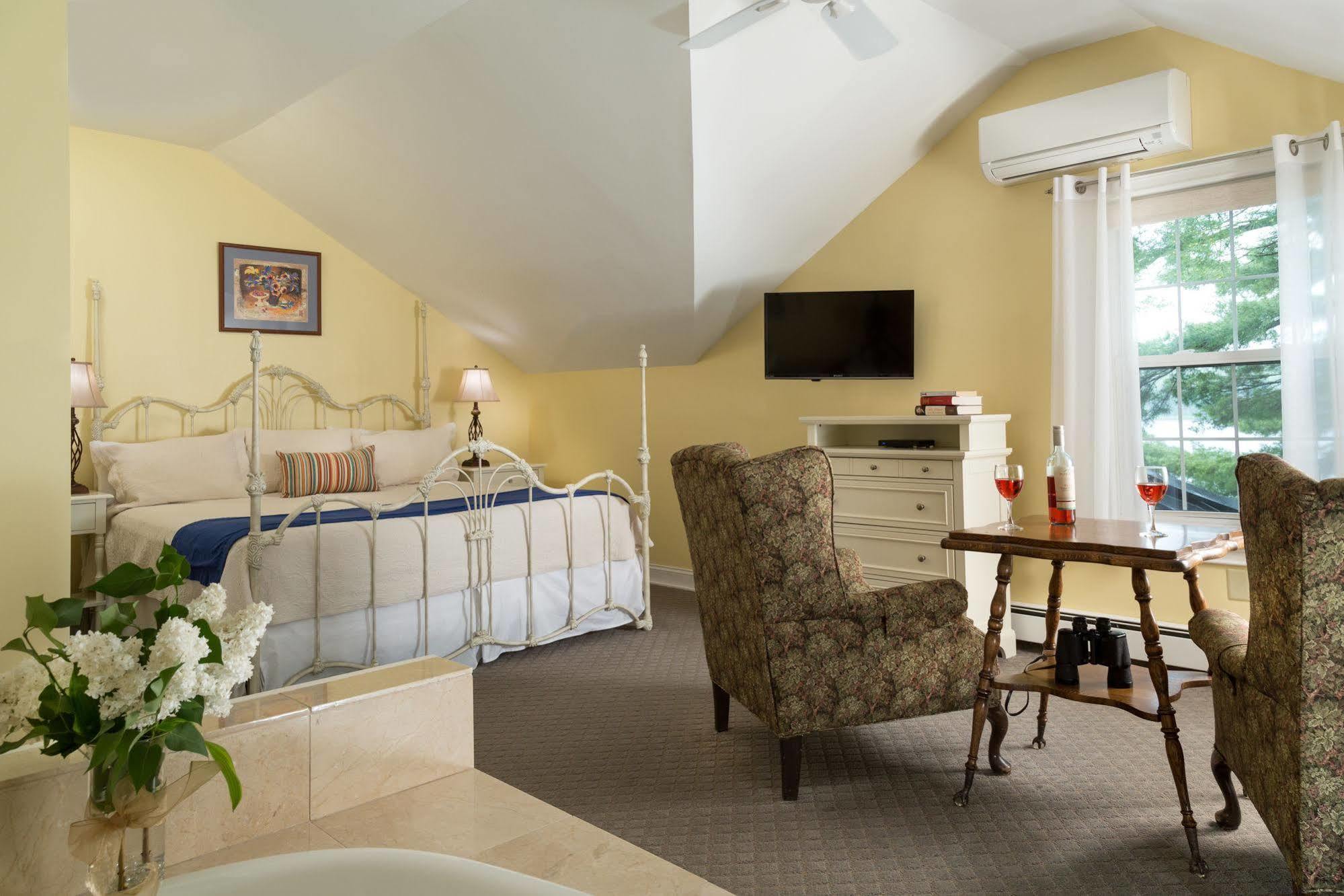 Wolf Cove Inn Poland Bagian luar foto